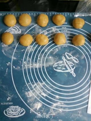 莲容蛋黄月饼的做法步骤：7