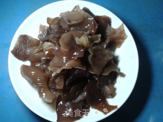 木耳炒莲藕的做法步骤：3