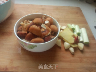香菇焖鸡的做法步骤：2