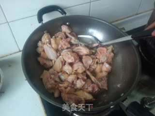 香菇焖鸡的做法步骤：3