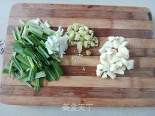苤菜叶炒松毛菌的做法步骤：2
