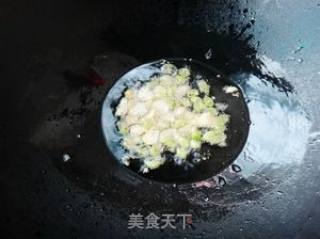 苤菜叶炒松毛菌的做法步骤：3