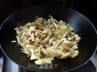 苤菜叶炒松毛菌的做法步骤：4