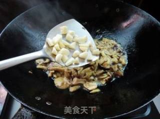 苤菜叶炒松毛菌的做法步骤：6