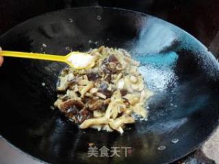 苤菜叶炒松毛菌的做法步骤：7