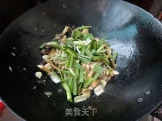 苤菜叶炒松毛菌的做法步骤：8