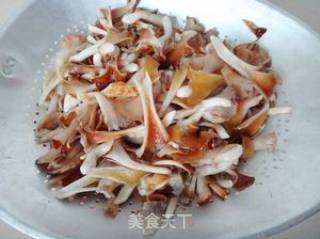 酸腌菜炒喇叭菌的做法步骤：1