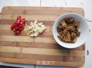 酸腌菜炒喇叭菌的做法步骤：2