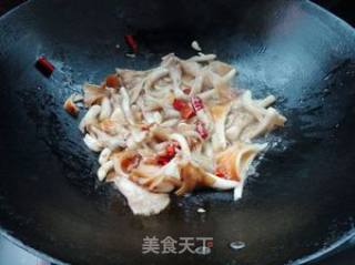 酸腌菜炒喇叭菌的做法步骤：4