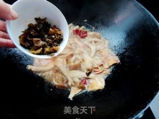 酸腌菜炒喇叭菌的做法步骤：5