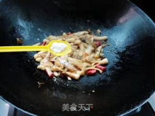 酸腌菜炒喇叭菌的做法步骤：6