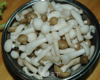 双菇蒜薹的做法步骤：2