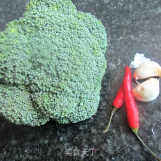 尖椒蒜片西兰花的做法步骤：1