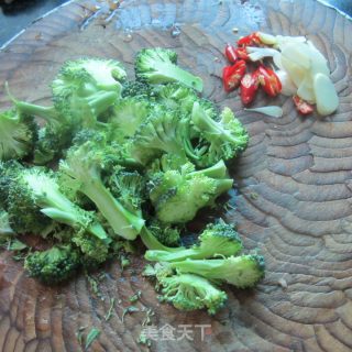 尖椒蒜片西兰花的做法步骤：2