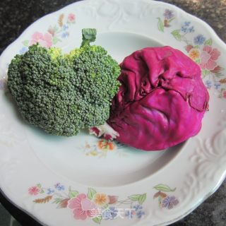 青炒西兰花紫甘蓝的做法步骤：1