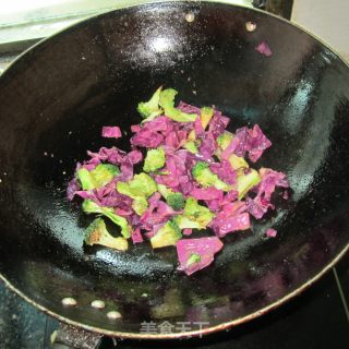 青炒西兰花紫甘蓝的做法步骤：4