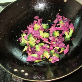 青炒西兰花紫甘蓝的做法步骤：5