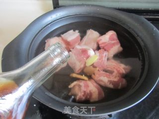 玉米烧排骨的做法步骤：1