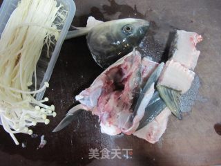 清煮鱼头汤（简单靓汤）的做法步骤：1