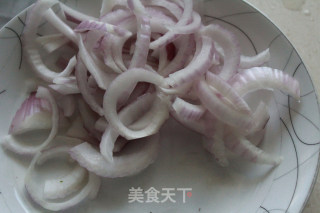 洋葱目鱼包菜的做法步骤：1