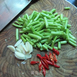 尖椒菜梗子的做法步骤：2