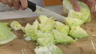 包菜炒五花肉的做法步骤：1