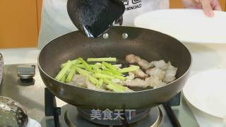 包菜炒五花肉的做法步骤：3