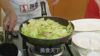 包菜炒五花肉的做法步骤：4