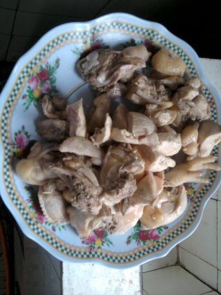 红萝卜焖鸡肉汤的做法步骤：4