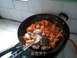 红萝卜焖鸡肉汤的做法步骤：8