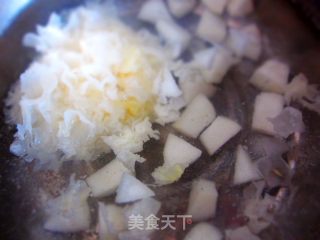 雪梨银耳玫瑰养颜汤的做法步骤：4
