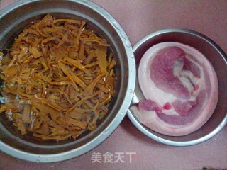 【PAPA爱吃】笋干红烧肉的做法步骤：1