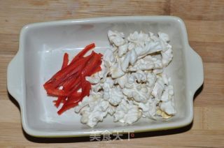 鲜核桃炒西芹的做法步骤：1