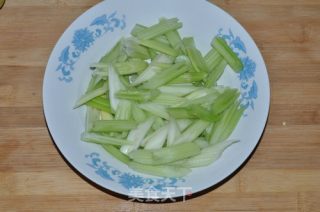 鲜核桃炒西芹的做法步骤：2