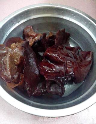【简易家常素菜】清炒黄胡木丝的做法步骤：2