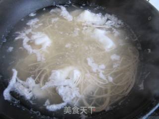牛肉海鲜菇汤面的做法步骤：2