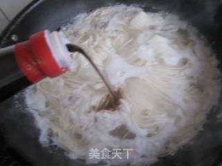 牛肉海鲜菇汤面的做法步骤：3