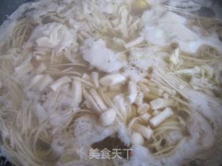牛肉海鲜菇汤面的做法步骤：4
