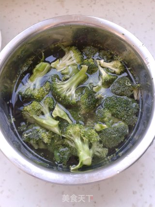 五彩西兰花的做法步骤：1
