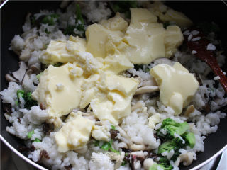 菌菇鲜蔬蒸蛋拌饭的做法步骤：10