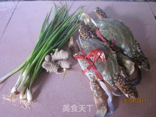 姜葱炒花蟹的做法步骤：1