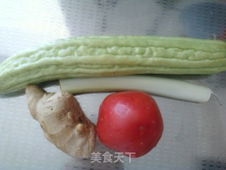 番茄炒苦瓜的做法步骤：1