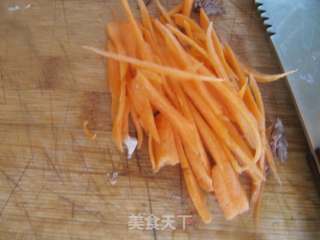 牛肉炒芹菜的做法步骤：1
