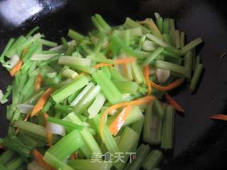 牛肉炒芹菜的做法步骤：7