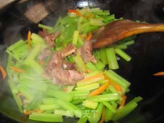 牛肉炒芹菜的做法步骤：10