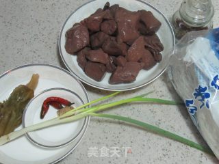 酸菜鸭血粉丝汤（开胃靓汤）的做法步骤：1