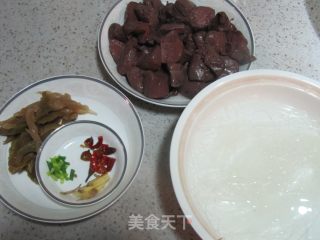 酸菜鸭血粉丝汤（开胃靓汤）的做法步骤：2
