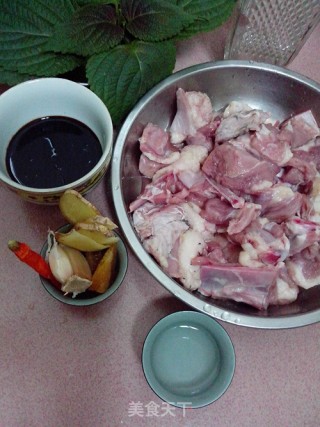 【家常荤菜】紫苏焖鸭的做法步骤：1