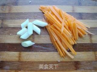 胡萝卜炒甜竹笋的做法步骤：2