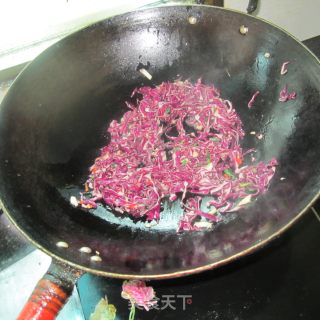 蒜香甘蓝菜丝的做法步骤：6